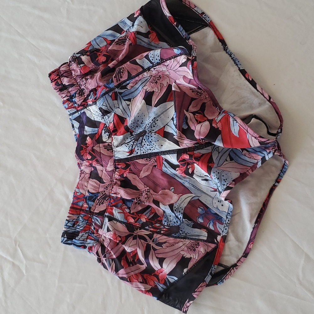 lululemon HottyHot 2.5 shorts, size 2